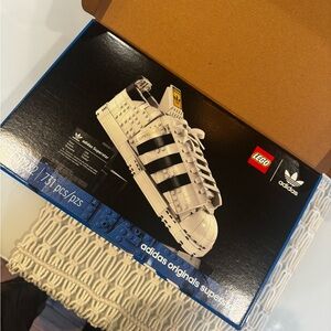 ADIDAS X LEGO - LEGO kit for superstar LEGO build